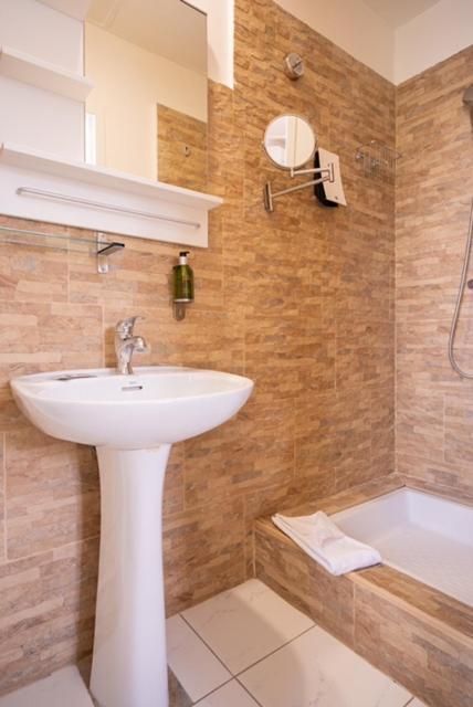 Hotel Le Castellamar Сен Максим Екстериор снимка